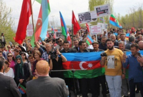 Des milliers de Turcs sont descendus dans les rues pour manifester contre  l’Arménie