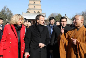 Emmanuel Macron atterrit à Xian, première étape de sa visite en Chine