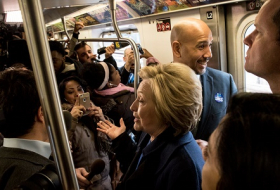 Hillary Clinton prend le métro et se moque de Sanders