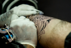 Recouvrement ou laser: l’art de faire disparaître un tatouage