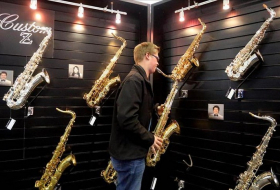 Un musicien joue du saxophone alors qu`il est opéré pour une tumeur