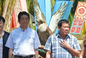 Duterte reçoit Shinzo Abe sans chaussettes