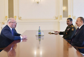 Ilham Aliyev rencontre la délégation géorgienne conduite par le ministre de la Défense