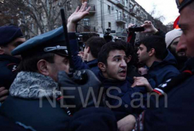 Arménie: des affrontements entre manifestants et policiers à Erevan - PHOTOS