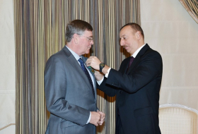 Le président Ilham Aliyev a décoré le fonctionnaire de l`ONU