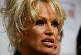 Pamela Anderson manifeste contre la souffrance animale devant un cirque dans le Var