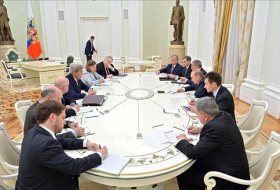 Poutine reçoit Kerry au Kremlin