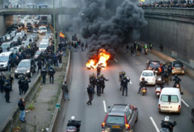 Jets d`oeufs et pneus brûlés: les chauffeurs de taxis crient leur colère