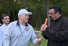 Quand Steven Seagal distribue de la soupe dans une cantine en Biélorussie  