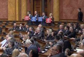 Accueil glacial pour Federica Mogherini au parlement serbe - VIDEO