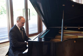 Poutine joue un air au piano avant la rencontre avec Xi Jinping