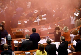 Albanie: Fumigènes jetés en pleine séance du Parlement - VIDEO