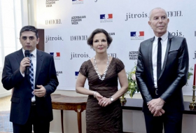 Le couturier français Jean-Claude Jitrois présente sa collection à Bakou