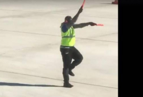 Etats-Unis: un agent danse sur le tarmac d'un aéroport lors du décollage d'un avion - VIDEO