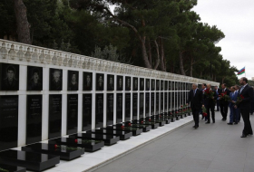 Visite de la tombe du leader national et de l`Allée des patriotes