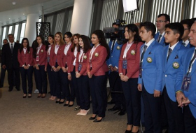 Ilham Aliyev rencontre les joueurs d’échecs azerbaïdjanais participant à l’Olympiade d’échecs de Bakou