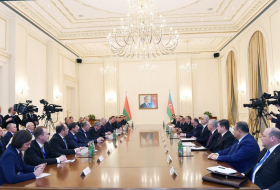 Entretien des présidents azerbaïdjanais et biélorusse élargi aux délégations