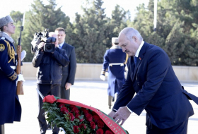 Le président biélorusse Alexandre Loukachenko visite l’Allée d’Honneur - PHOTOS