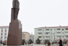 Déplacement au Nakhtchivan: visite du monument à Heydar Aliyev