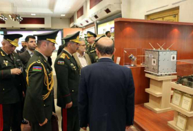 La délégation azerbaïdjanaise prend connaissance de l’exposition des réalisations défensives de l'Iran