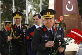 Le commandant de la gendarmerie turque visite les allées d’Honneur et des Martyrs