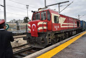Le train de marchandises sur le chemin de fer Bakou-Tbilissi-Kars arrive à Mersin
