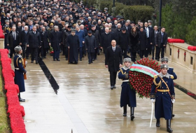 Ilham Aliyev visite l’Allée des Martyrs - PHOTOS
