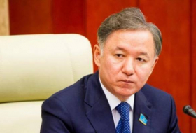 Le président de la Chambre basse du Kazakhstan arrive à Bakou