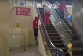 Une manière particulière d'emprunter l'escalator - VIDEO