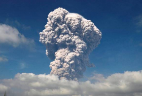Indonésie : l'impressionnante éruption du volcan Sinabung - NO COMMENT