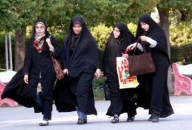 Iran: une trentaine de femmes arrêtées pour avoir ôté leur voile en public
