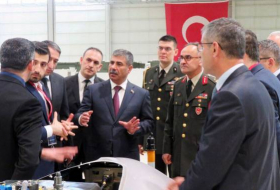 Le ministre azerbaïdjanais de la défense examine les véhicules de combat en Turquie – PHOTOS