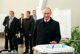 Vladimir Poutine a fait glisser son bulletin dans l'urne