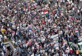 Hongrie : des dizaines de milliers de manifestants contre Orban
