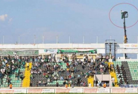 Turquie: un supporter loue une grue pour regarder le match - VIDEO