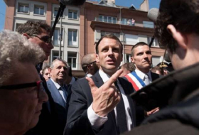 France: Un homme arrêté pour un doigt d’honneur à Macron