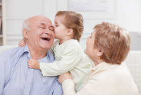 Garder ses petits-enfants permettrait de vivre plus longtemps