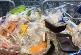 «Plastic attack»: des clients laissent tous les emballages plastique dans leur supermarché