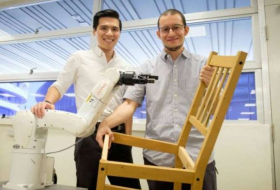 A Singapour, un robot assemble des chaises Ikea