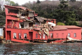 Turquie: Un cargo éventre une villa historique à Istanbul - VIDEO