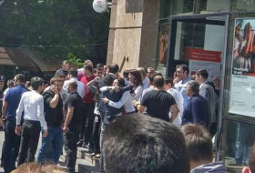 Des inconnus ouvrent le feu dans une banque en Arménie, un mort et deux blessés