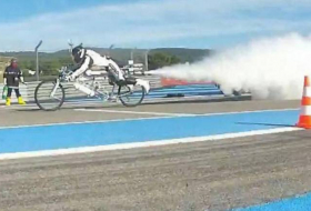 Le recordman de vitesse sur vélo-fusée se tue lors d'un entraînement - VIDEO
