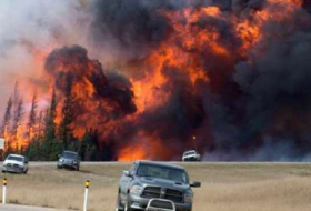 Un feu dévore le Canada, des habitants évacués