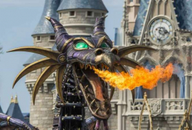 Un dragon prend feu au milieu de la foule à Disney World - VIDEO