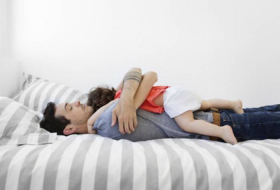 Vous allonger avec vos enfants jusqu’à ce qu’ils s’endorment peut être bénéfique