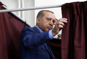 Turquie: Erdogan et son parti l'AKP en tête, selon les résultats partiels