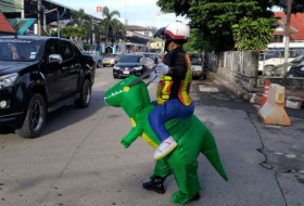 Un dinosaure agent de la circulation en Thaïlande