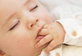 Nourriture solide avant six mois : un effet positif sur le sommeil des bébés, selon une étude