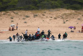 Des migrants débarquent sur une plage espagnole sous le regard médusé des vacanciers - VIDEO