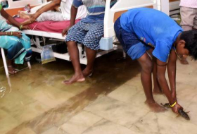 Mousson en Inde : des poissons nagent dans les couloirs à l'hôpital